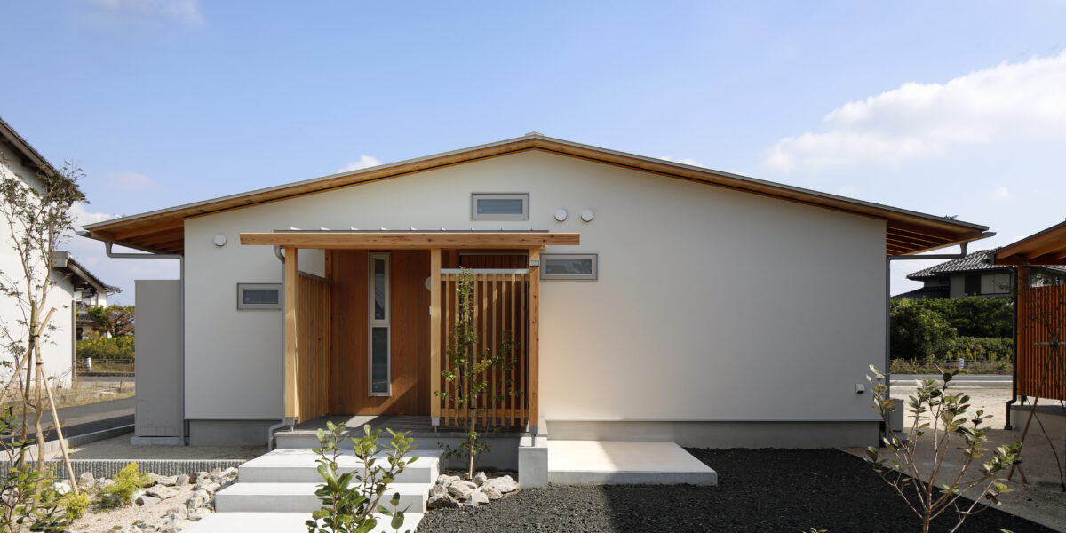 中庭を囲むＬ字の平屋